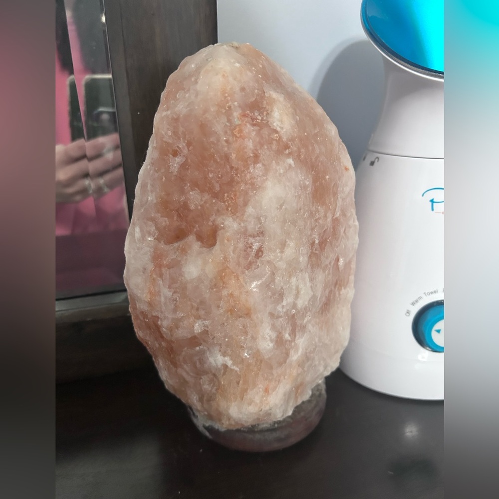 Salt lamp works fine. Needs new bulb.